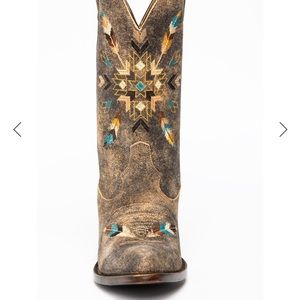 Shyanne boots size 8. Narrow fit. Gray/Brown distressed color with embroidered